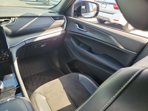 Used 2023 Jeep Grand Cherokee Altitude image 16