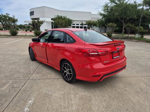 Used 2016 Ford Focus SE w/ SE Sport Package FWD image 8
