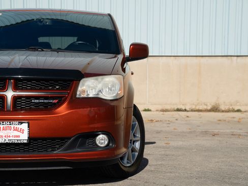 Used 2012 Dodge Grand Caravan R/T w/ Driver Convenience Group image 2