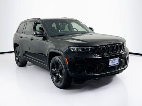 Used 2023 Jeep Grand Cherokee Altitude AWD/4WD image 3