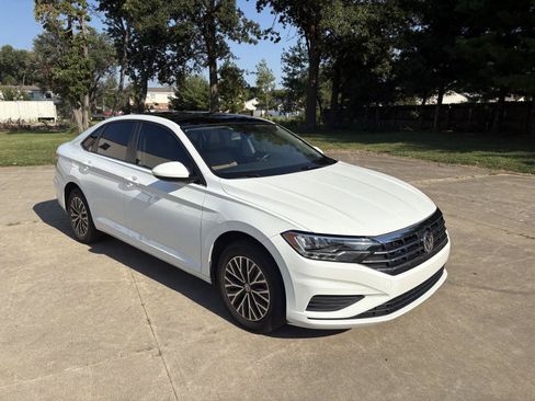 Used 2020 Volkswagen Jetta SE w/ SE Cold Weather Package FWD image 2