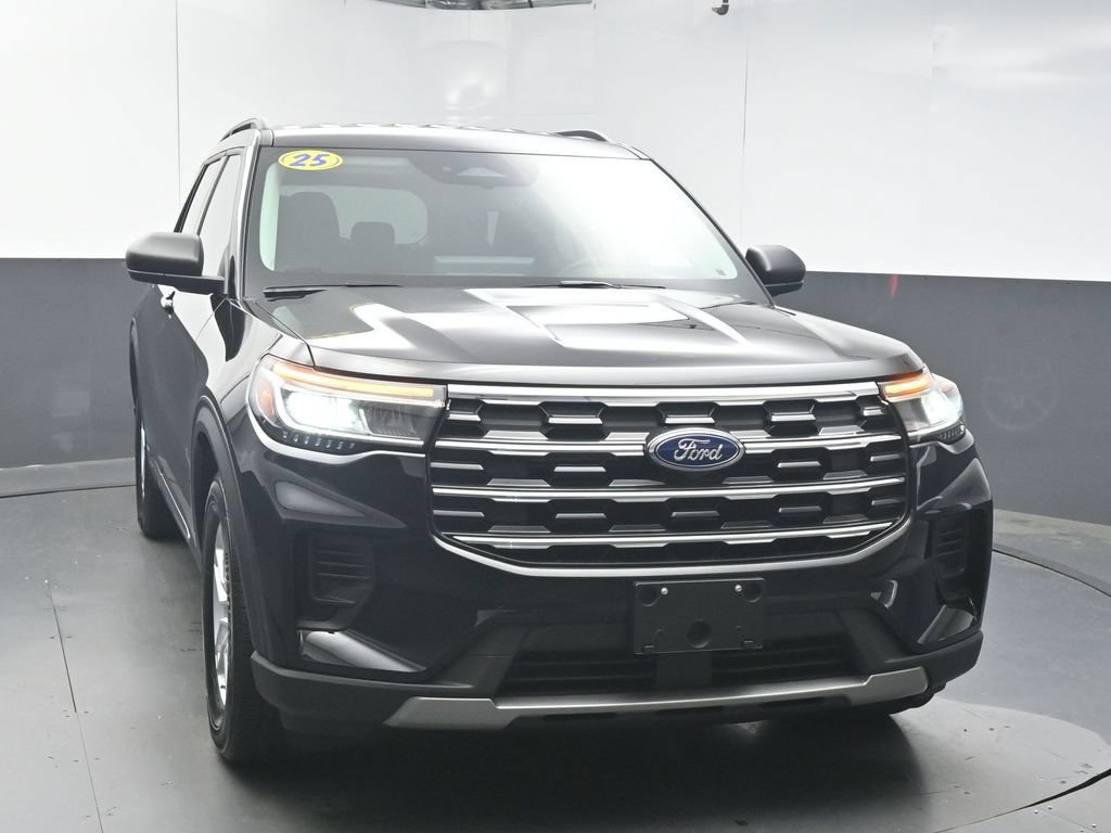 Used 2025 Ford Explorer Active RWD image 3
