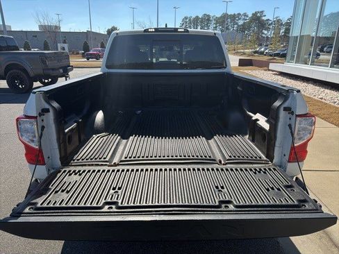 Used 2022 Nissan Titan SV image 5
