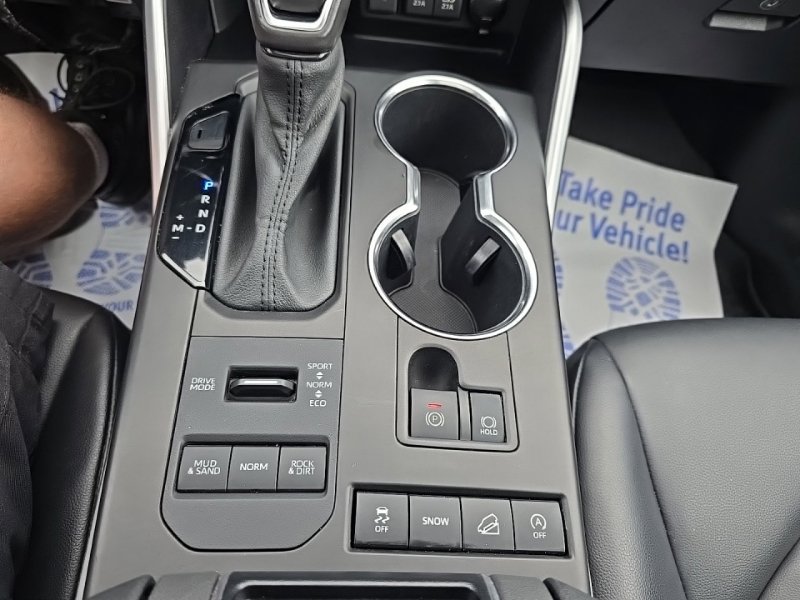 Used 2021 Toyota Highlander XLE AWD/4WD image 22