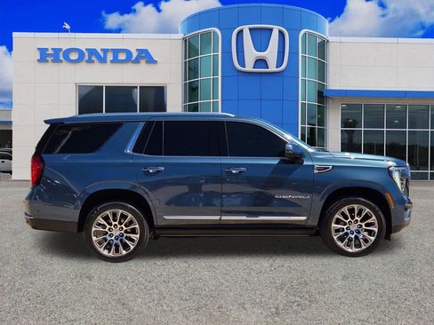 Used 2025 GMC Yukon Denali w/ Sun & Power Step Package image 2