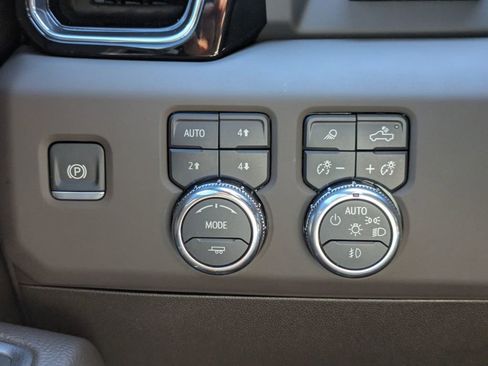 Used 2025 GMC Sierra 2500 Denali w/ Denali Reserve Package AWD/4WD image 27