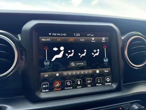 Used 2020 Jeep Wrangler Unlimited Sahara image 25