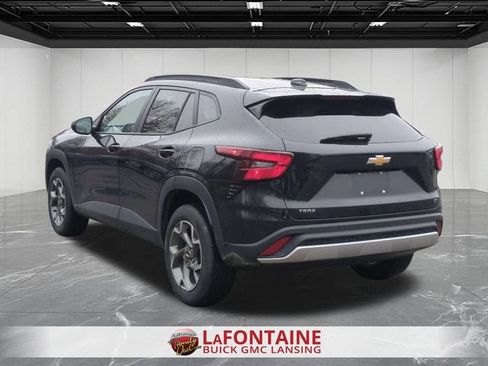Used 2025 Chevrolet Trax LT FWD image 6