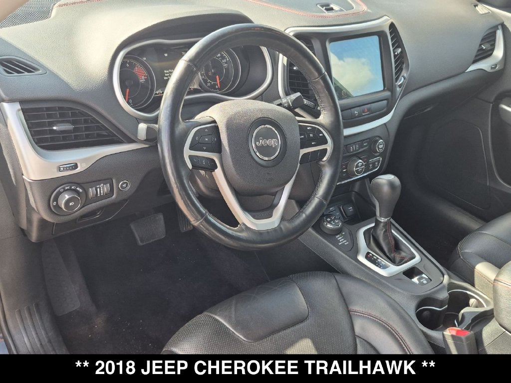 Used 2018 Jeep Cherokee Trailhawk AWD/4WD image 2