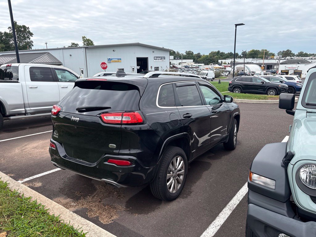 Used 2016 Jeep Cherokee Overland w/ Technology Group AWD/4WD image 2