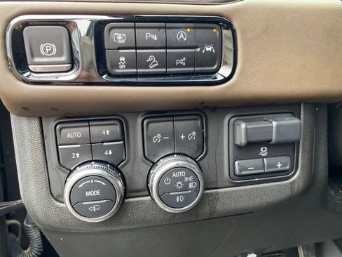 Used 2025 GMC Yukon Denali Ultimate AWD/4WD image 21