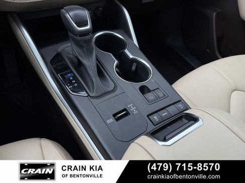 Used 2022 Toyota Highlander XLE FWD image 17