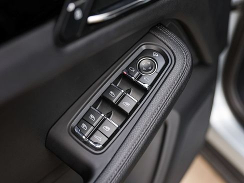 Certified 2023 Porsche Macan AWD/4WD image 30