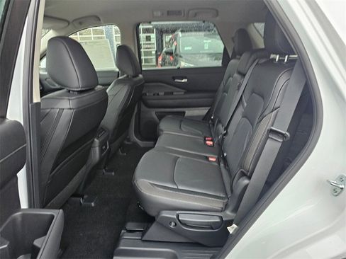 New 2025 Nissan Pathfinder SL image 13