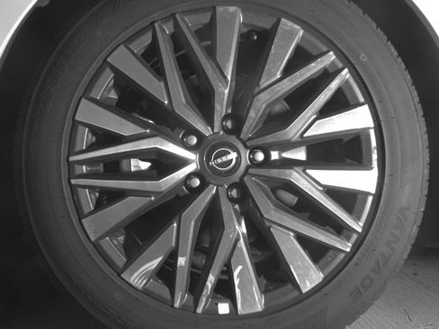 Used 2025 Nissan Altima 2.5 SV FWD image 12