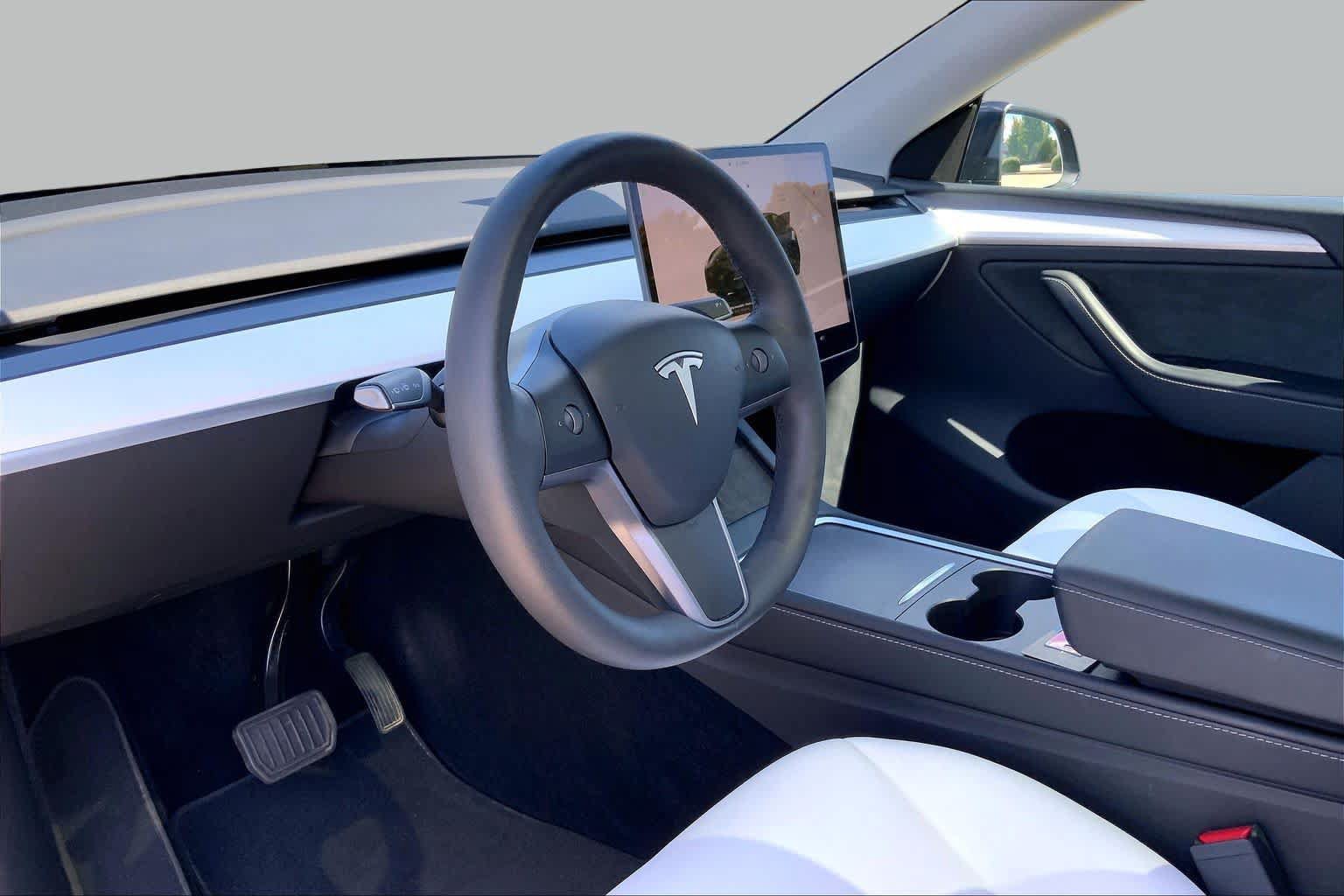 Used 2025 Tesla Model Y Long Range AWD/4WD image 17