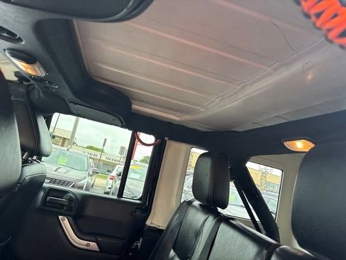 Used 2015 Jeep Wrangler Unlimited Rubicon w/ Connectivity Group AWD/4WD image 17