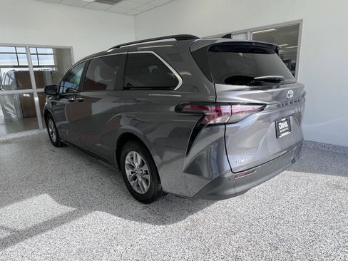 Used 2025 Toyota Sienna XLE image 20