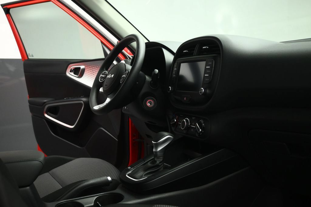 Used 2025 Kia Soul LX w/ LX Technology Package FWD image 58