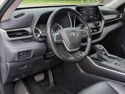 Used 2022 Toyota Highlander XLE AWD/4WD image 11