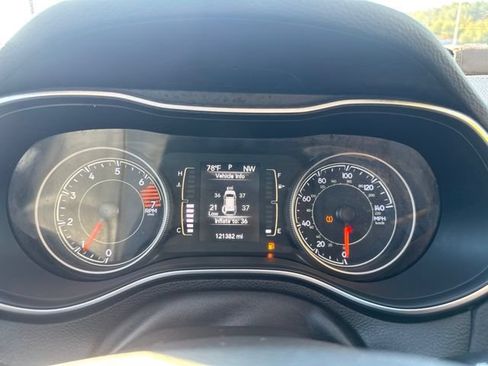 Used 2019 Jeep Cherokee Latitude Plus w/ Cold Weather Group AWD/4WD image 20