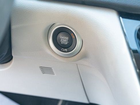 Used 2023 Chrysler Pacifica Touring-L FWD image 21
