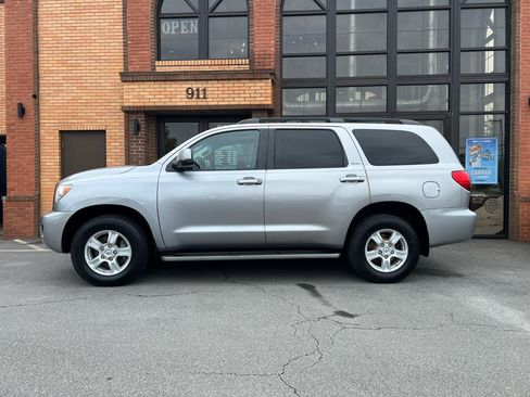 Used 2008 Toyota Sequoia SR5 w/ Moonroof & Roof Rack Pkg AWD/4WD image 4