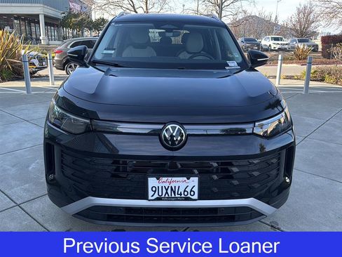 Used 2025 Volkswagen Tiguan SE image 2