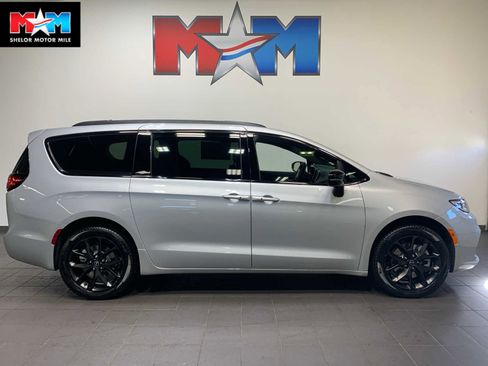 New 2026 Chrysler Pacifica Limited image 1