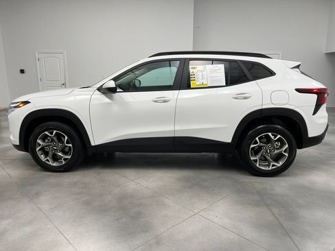 Used 2025 Chevrolet Trax LT w/ LT Convenience Package image 4