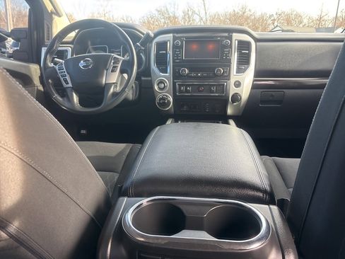 Used 2017 Nissan Titan SV image 11