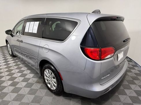 Used 2018 Chrysler Pacifica L FWD image 4