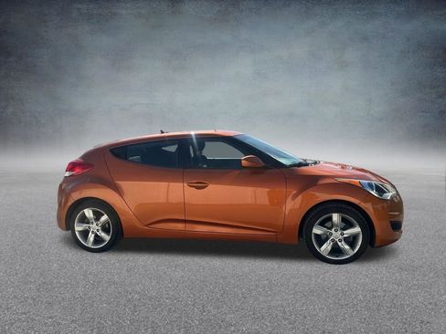 Used 2015 Hyundai Veloster FWD image 4