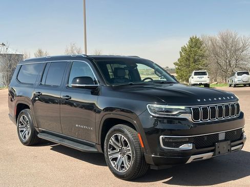Used 2024 Jeep Wagoneer L Series II w/ Flexible Seating Group AWD/4WD image 7