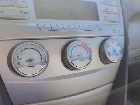 Used 2011 Toyota Camry XLE image 27