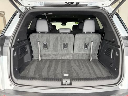 Used 2026 GMC Acadia Elevation w/ Elevation Premium Package FWD image 32