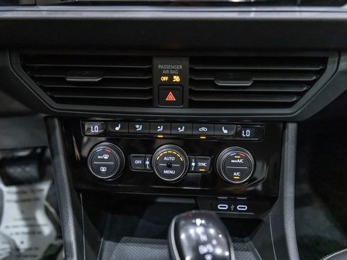 Used 2024 Volkswagen Jetta SE w/ Panoramic Sunroof Package FWD image 19