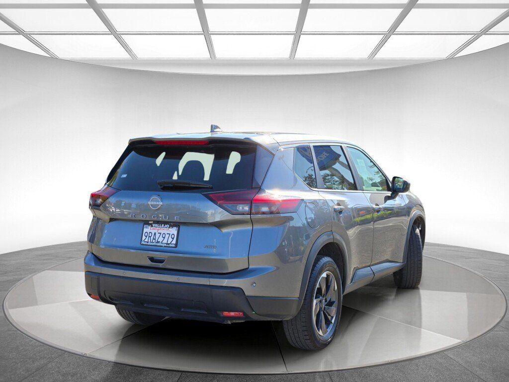 Used 2025 Nissan Rogue SV AWD/4WD image 3