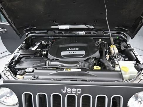 Used 2016 Jeep Wrangler Unlimited Sahara w/ Connectivity Group AWD/4WD image 33