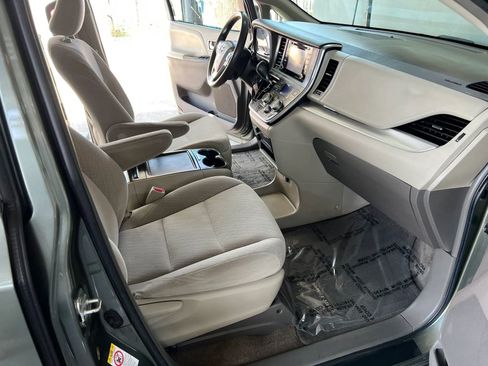 Used 2018 Toyota Sienna LE w/ Carpet Mat Package FWD image 12