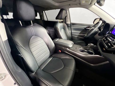 Used 2023 Toyota Highlander XLE FWD image 31