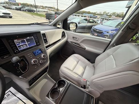 Used 2018 Toyota Sienna XLE image 19