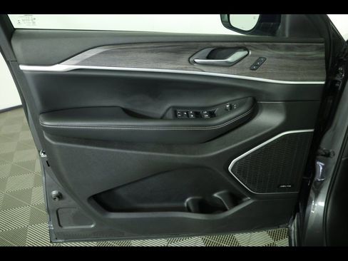 Used 2022 Jeep Grand Cherokee Limited image 21