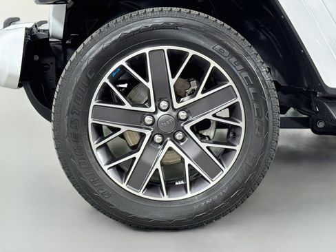 Used 2023 Jeep Wrangler Unlimited Sahara AWD/4WD image 11