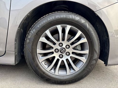 Used 2019 Toyota Sienna XLE Premium FWD image 40