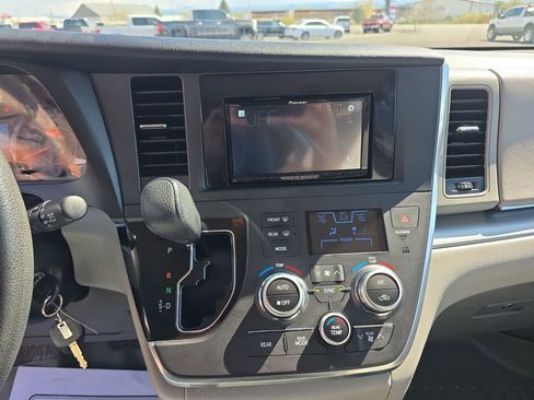 Used 2015 Toyota Sienna LE AWD/4WD image 17