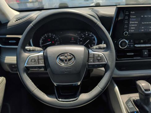 Used 2021 Toyota Highlander XLE image 11
