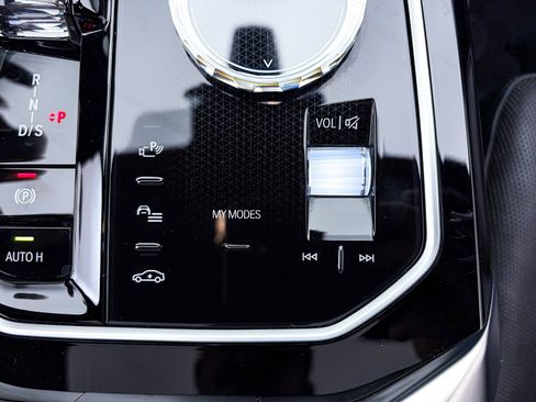 Used 2023 BMW 740i w/ Executive Package image 29