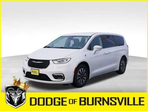 Used 2022 Chrysler Pacifica Touring-L w/ Uconnect Theater Family Group image 3