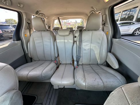 Used 2013 Toyota Sienna XLE image 19